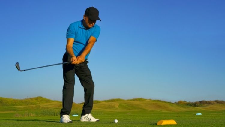 golfer downswing