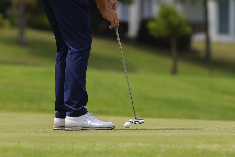 golfer putting