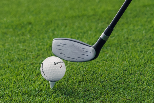 club aiming Taylormade Tour Response Golf Ball